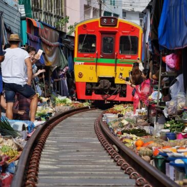Talad Rom Hoop (Railway Market) at Samut Songkhram